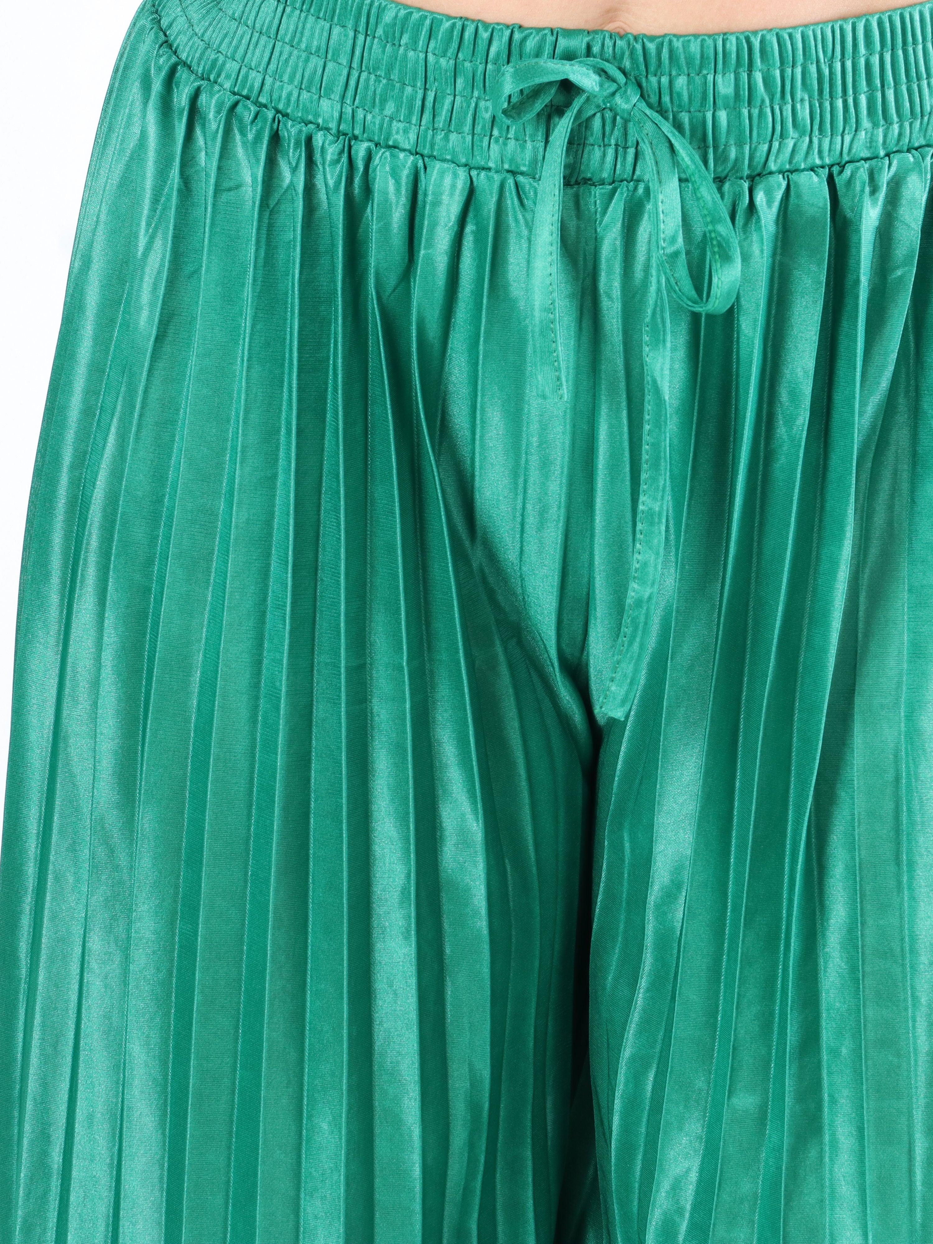 Callie - Enkla plisserade byxor i glänsande tyg